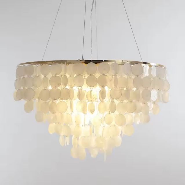 Suspension en nacre blanche à pampilles en cascade, luminaire luxe contemporain aux reflets doux et élégants.