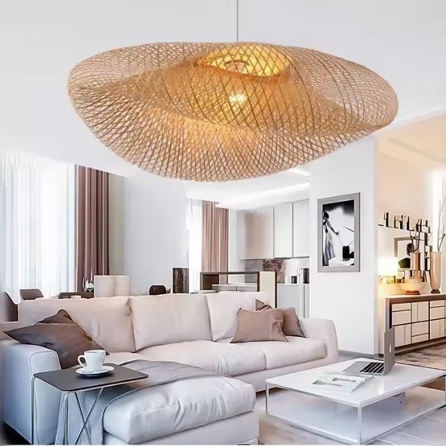 Suspension naturelle XXL en bambou illuminant un salon moderne, apportant une ambiance chaleureuse et contemporaine.