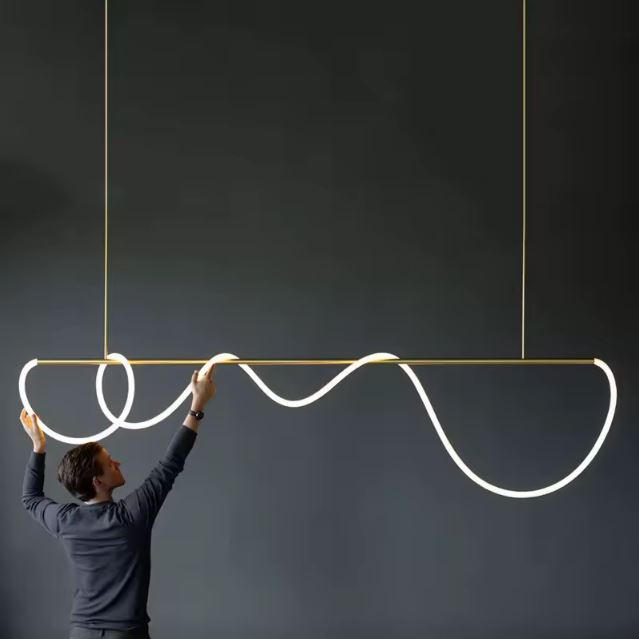 Suspension néon LED au design personnalisable, parfaite pour un intérieur moderne et ajustable selon vos envies.