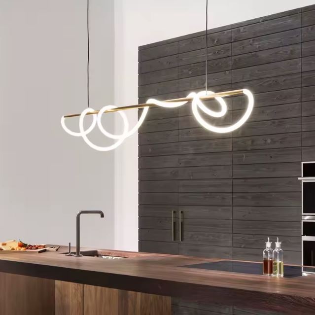 Suspension néon LED design illuminant une cuisine moderne avec des finitions en bois.