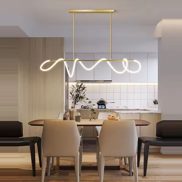 Suspension néon LED dorée au design ondulé, parfaite pour illuminer une salle à manger moderne et lumineuse.