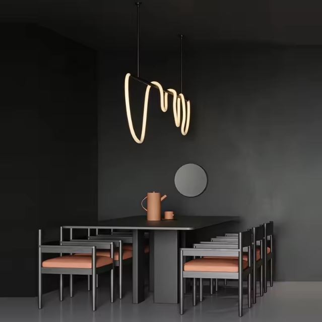 Suspension néon LED noire au design ondulé, parfaite pour une salle à manger contemporaine avec une décoration minimaliste.