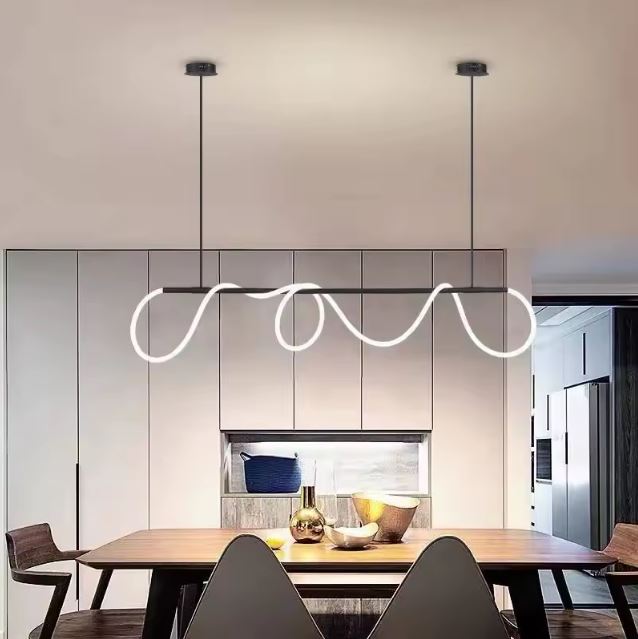 Suspension néon LED noire design, idéale pour une salle à manger élégante et contemporaine.