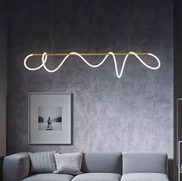 Suspension néon LED design, idéale pour un salon moderne et élégant avec un mur en béton.