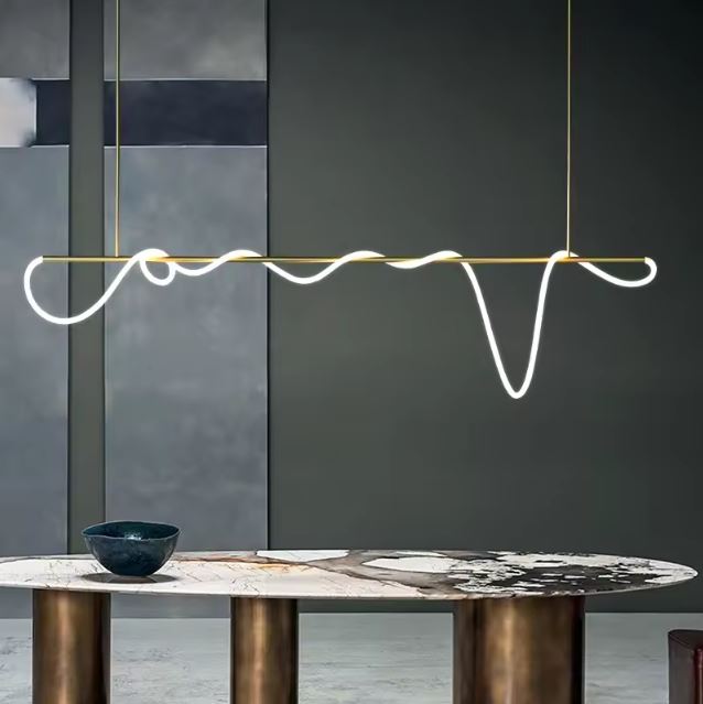 Suspension néon LED avec design en ondulation, idéale pour illuminer une table design dans un intérieur contemporain.