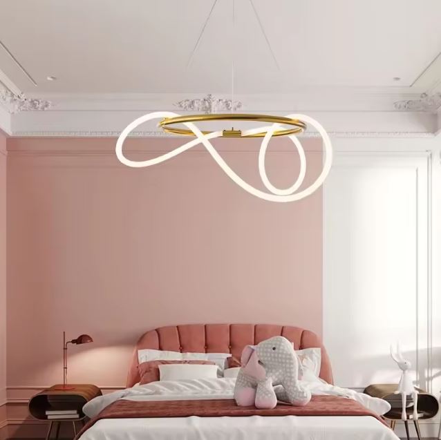 Suspension néon rond dorée avec design moderne, parfaite pour éclairer une chambre d’enfant élégante et lumineuse.