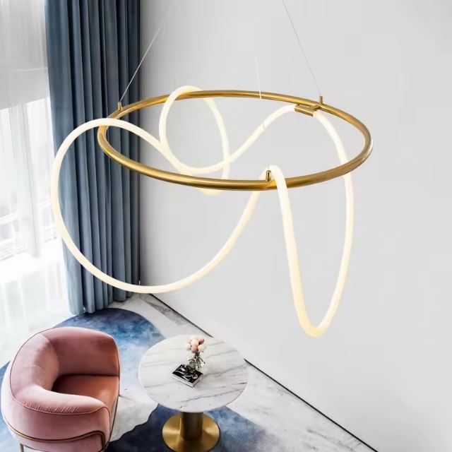 Suspension néon rond dorée au design raffiné, idéale pour un salon de luxe avec une ambiance élégante et contemporaine.