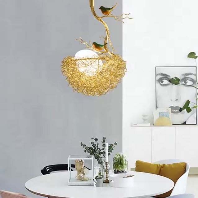 Suspension nid d'oiseau élégante et luxueuse avec oiseaux décoratifs, pour une décoration unique.