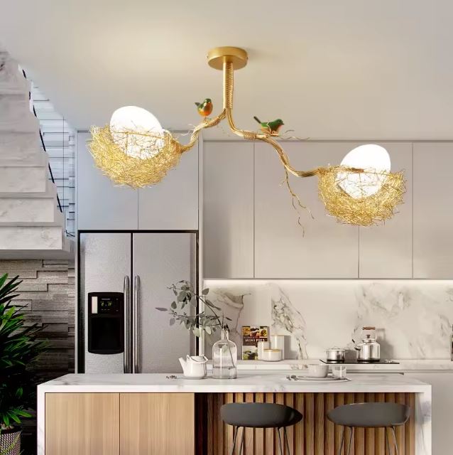 Suspension nid d'oiseau avec double sphère lumineuse et oiseaux, parfaite pour une cuisine ou un bar.