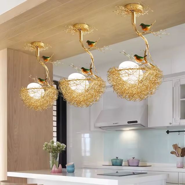 Ensemble de suspensions nid d'oiseau dorées, idéale pour une décoration de cuisine moderne et unique.