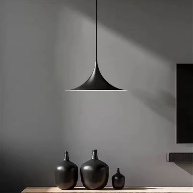 Suspension noire conique à ligne fine, au style minimaliste, contemporain et légèrement japandi.