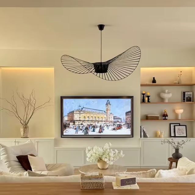 Suspension noire au design sculptural et artistique style vertigo, luminaire contemporain inspiré des formes organiques et aériennes.