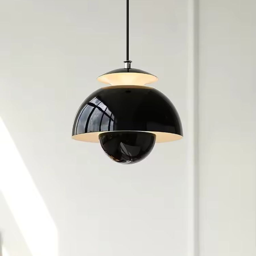 Version noire brillante à dôme et sphère, un luminaire graphique au design contemporain teinté de rétro