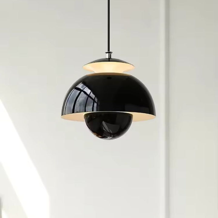 Version noire brillante à dôme et sphère, un luminaire graphique au design contemporain teinté de rétro