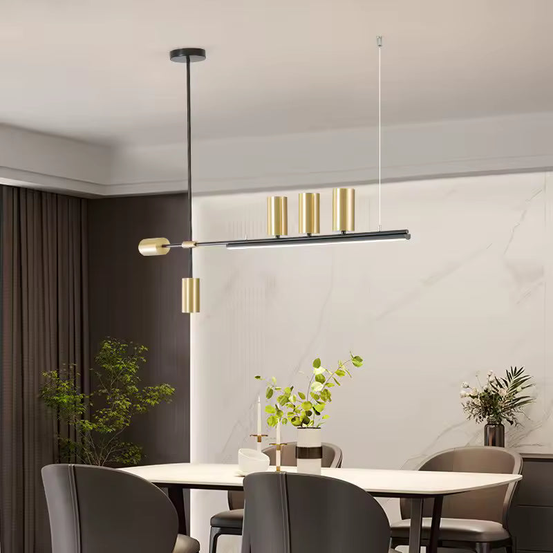 Suspension noire et dorée à composition asymétrique, au style moderne et raffiné, installée au-dessus d’une table de repas