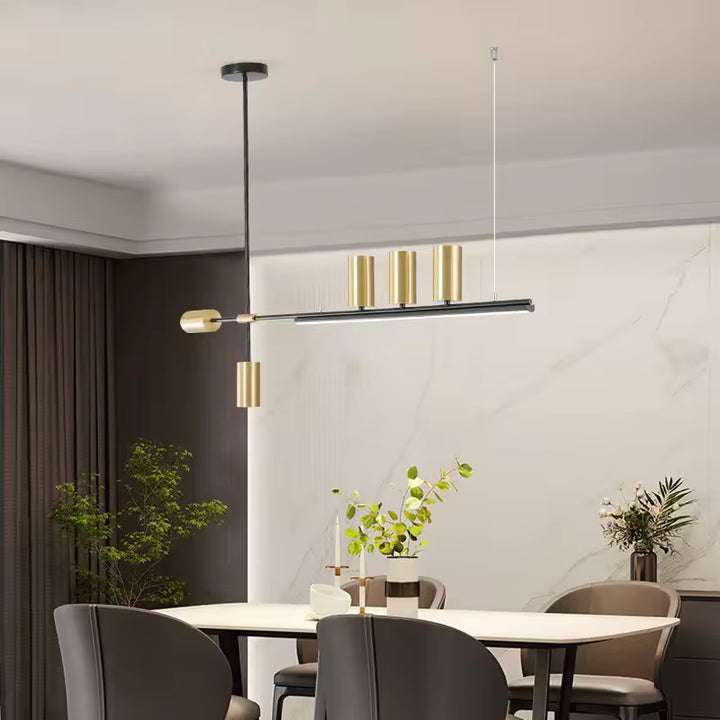 Suspension noire et dorée à composition asymétrique, au style moderne et raffiné, installée au-dessus d’une table de repas