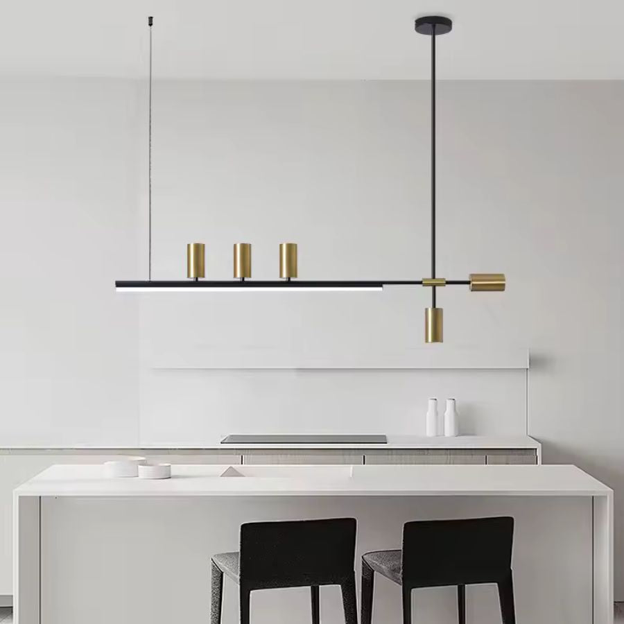 Suspension linéaire noire et dorée au style minimaliste et géométrique, installée au-dessus d’un îlot de cuisine moderne