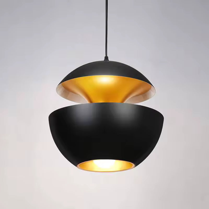 Suspension noire à double coque métallique dorée, au design sculptural inspiré du style rétro moderne