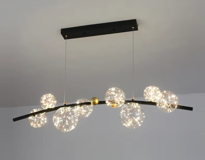 Suspension noire à globes en verre étoilé sur barre courbe, au design céleste moderne et graphique.