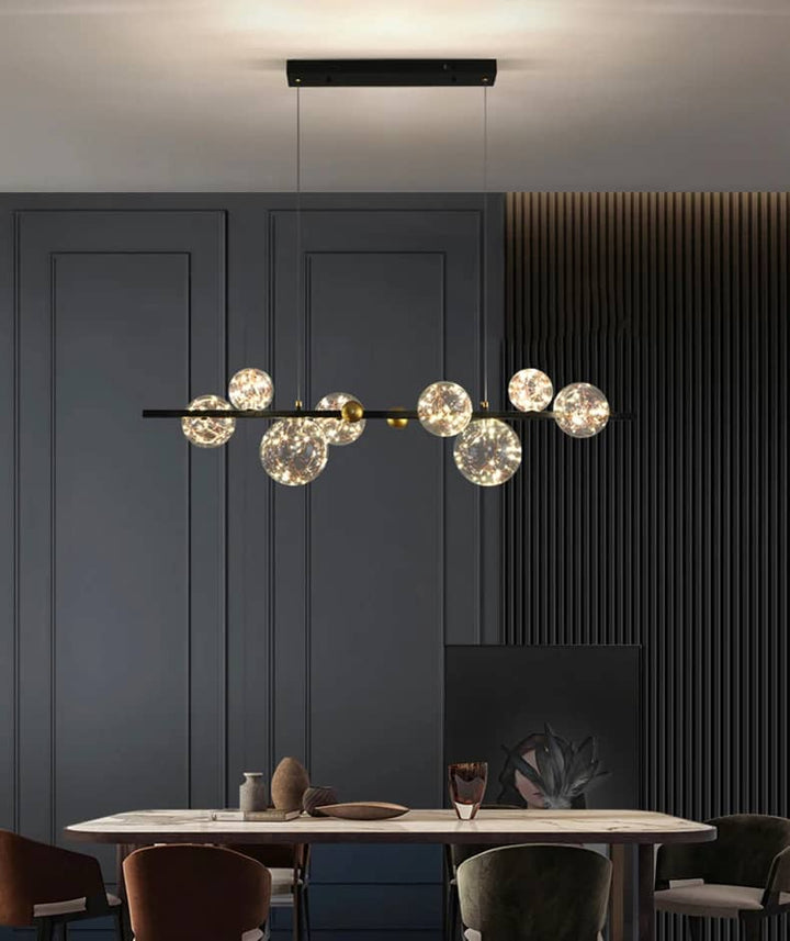 Suspension noire à globes de verre dans une salle à manger à l'ambiance intime et sombre