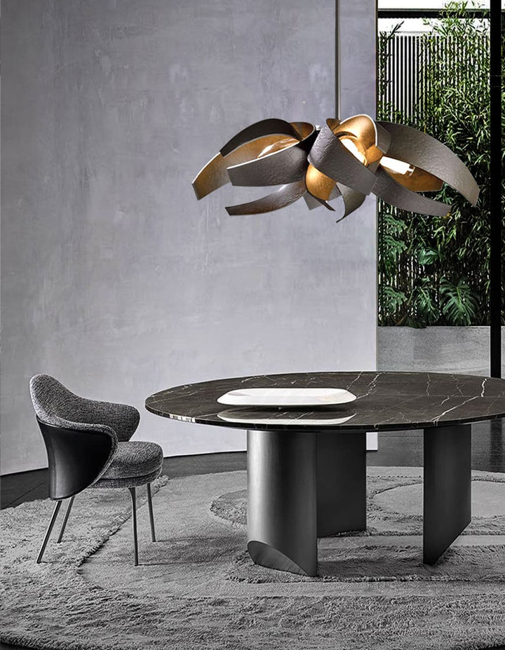 Suspension noire mate mise en valeur au-dessus d'une table ronde dans un espace de vie moderne.