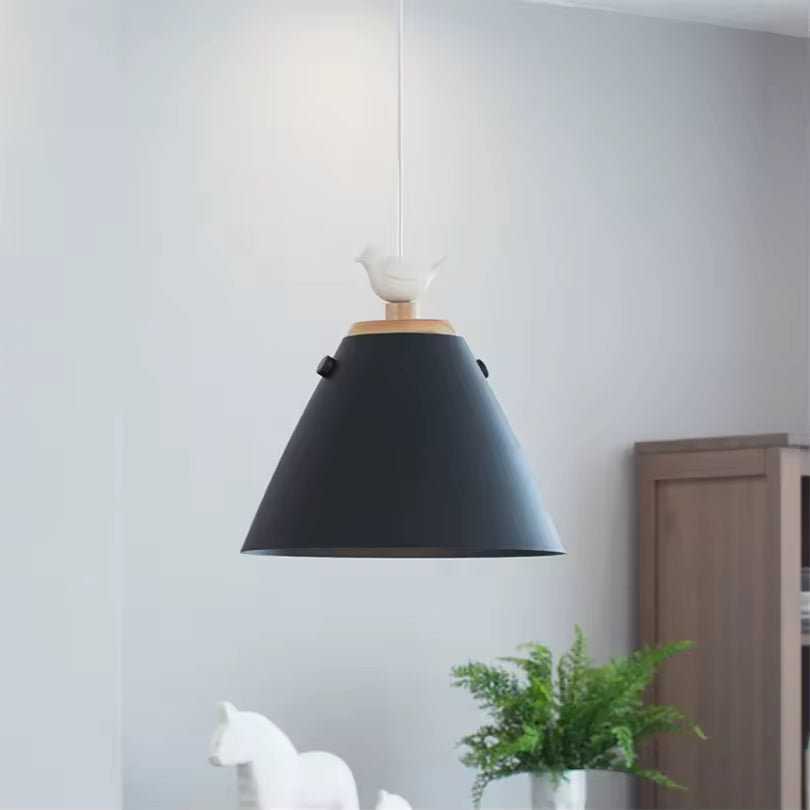 Suspension noir à abat-jour conique, rehaussé de bois clair et d’un oiseau perché dans un esprit scandinave contemporain