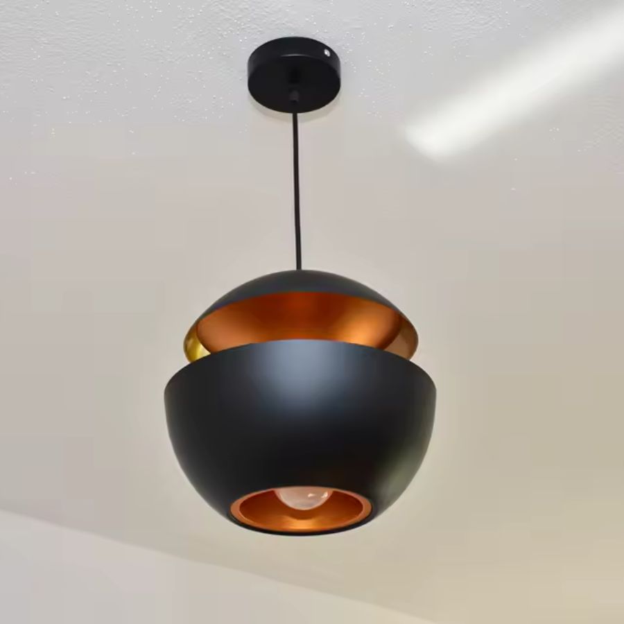 Suspension noire sphérique à double coque métallique, au style rétro-futuriste avec intérieur cuivré