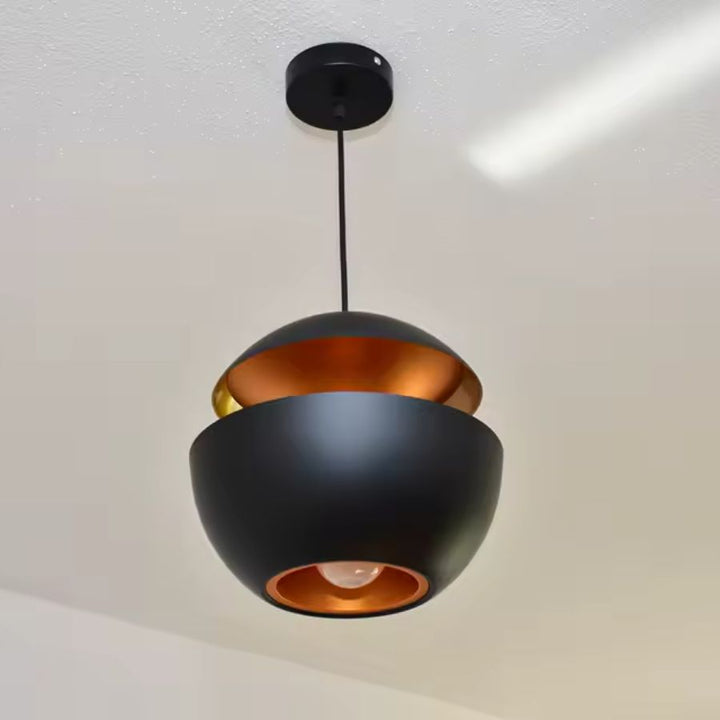 Suspension noire sphérique à double coque métallique, au style rétro-futuriste avec intérieur cuivré