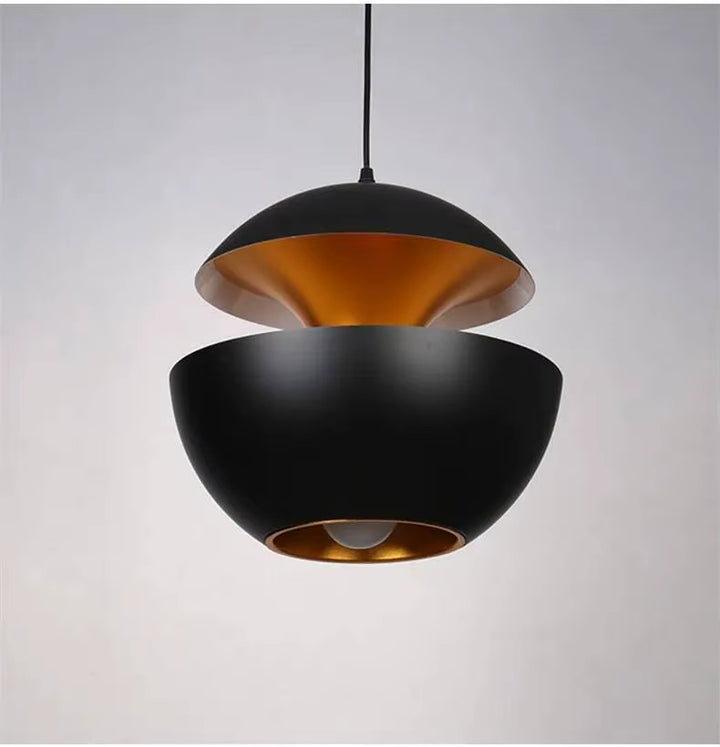 Suspension sphérique noire à double coque et intérieur doré, au style vintage aux lignes sculpturales