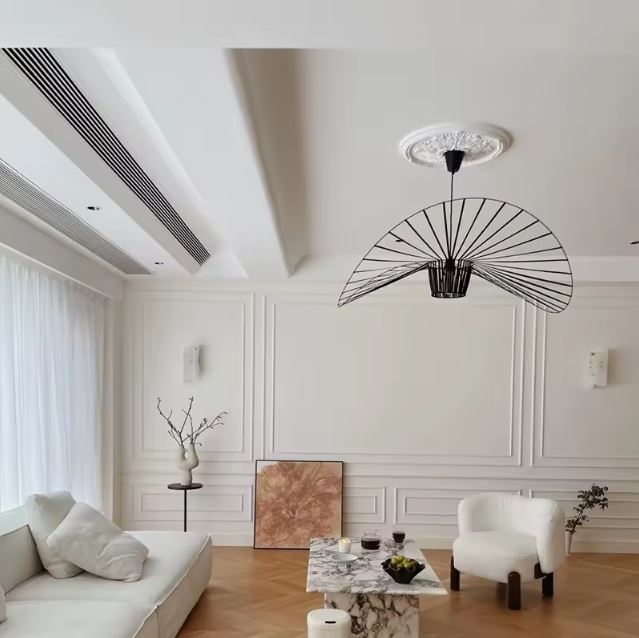 Suspension noire style japandi artistique, luminaire graphique aux lignes ajourées pour intérieur contemporain épuré.