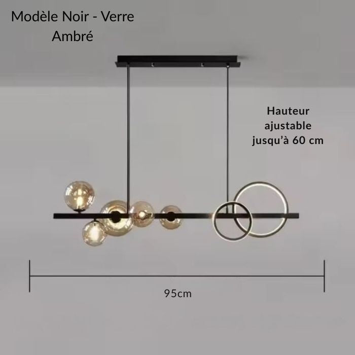 Suspension noire avec globes en verre ambré et anneaux lumineux, apportant une ambiance chaleureuse et contemporaine avec hauteur réglable.