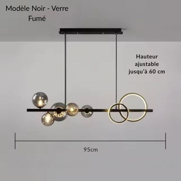 Suspension noire design avec globes en verre fumé et anneaux LED, idéale pour un éclairage moderne et graphique avec hauteur ajustable jusqu’à 60 cm.