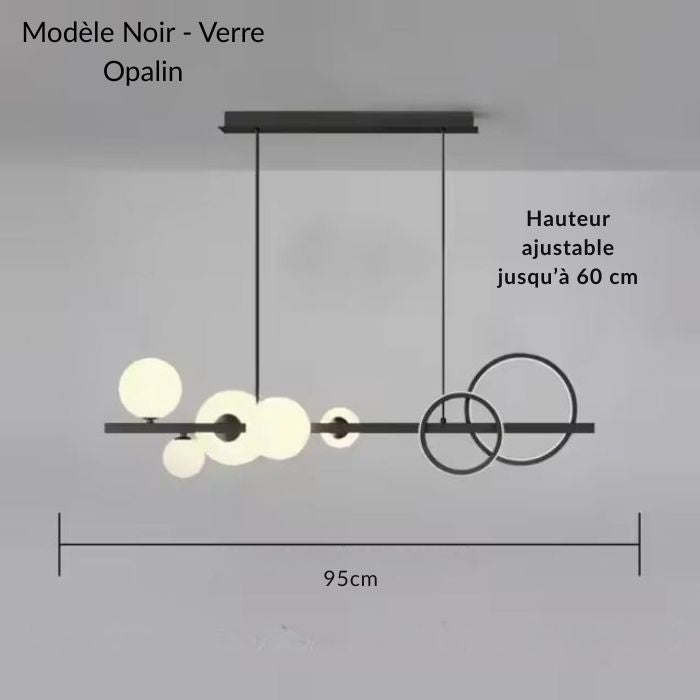 Suspension noire équipée de globes opalins et anneaux LED, parfaite pour créer une atmosphère douce et moderne grâce à sa hauteur ajustable.