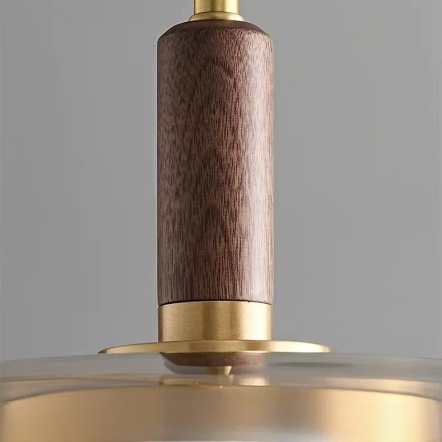 Détail en noyer naturel et laiton doré de la suspension, finition chaleureuse au style mid-century raffiné