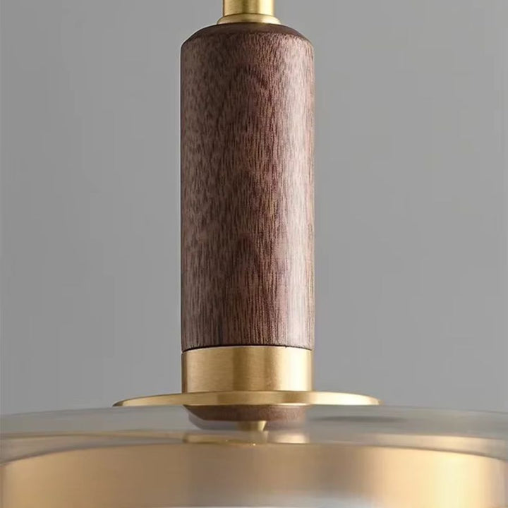 Détail en noyer naturel et laiton doré de la suspension, finition chaleureuse au style mid-century raffiné