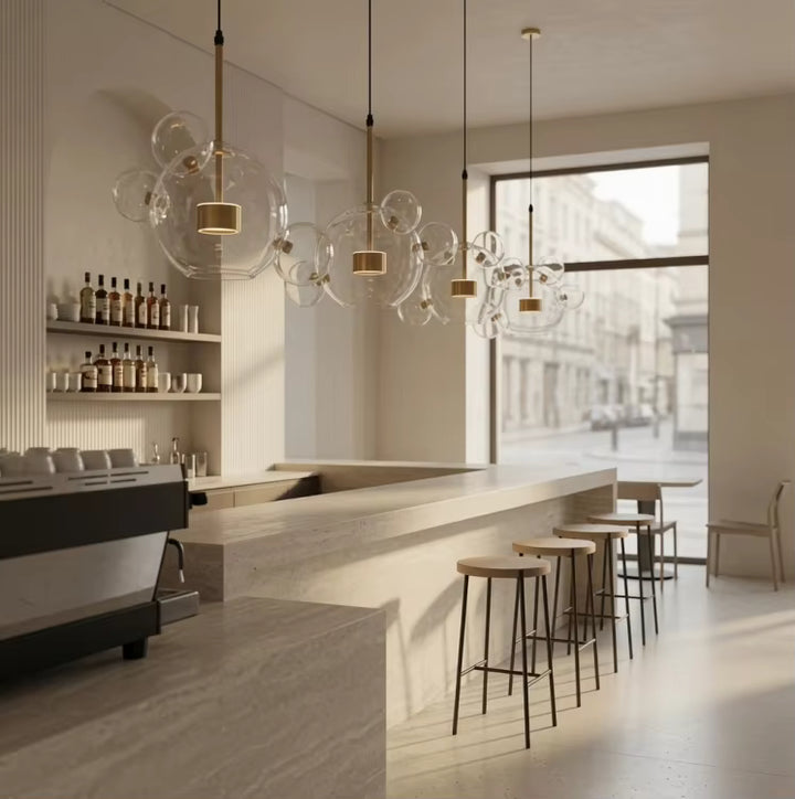 Alignées au-dessus d'un long comptoir, quatre suspensions à bulles en verre soufflé créent une ambiance moderne et épurée.