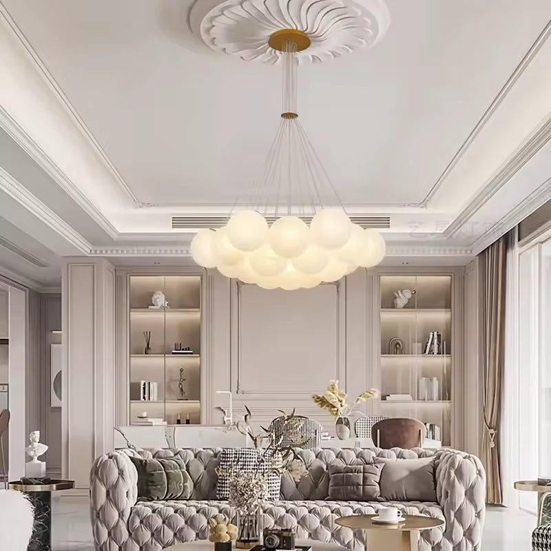 Suspension nuage à multiples globes lumineux, pièce sculpturale au style chic dans un salon contemporain
