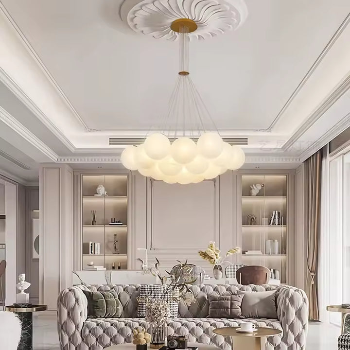 Suspension nuage à multiples globes lumineux, pièce sculpturale au style chic dans un salon contemporain