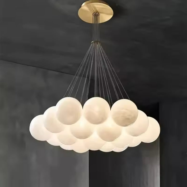 Suspension nuage de globes lumineux en verre opalin, composition aérienne au design contemporain