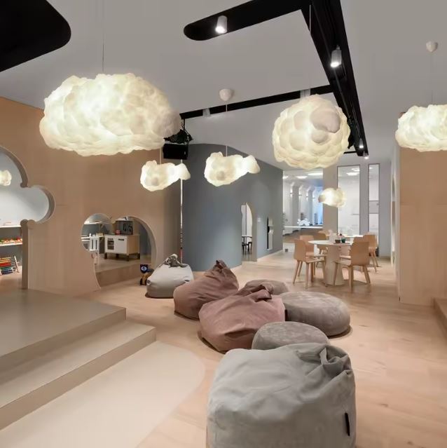 Suspension nuage design pour une décoration créative et une ambiance apaisante, idéale pour un espace de détente convivial.