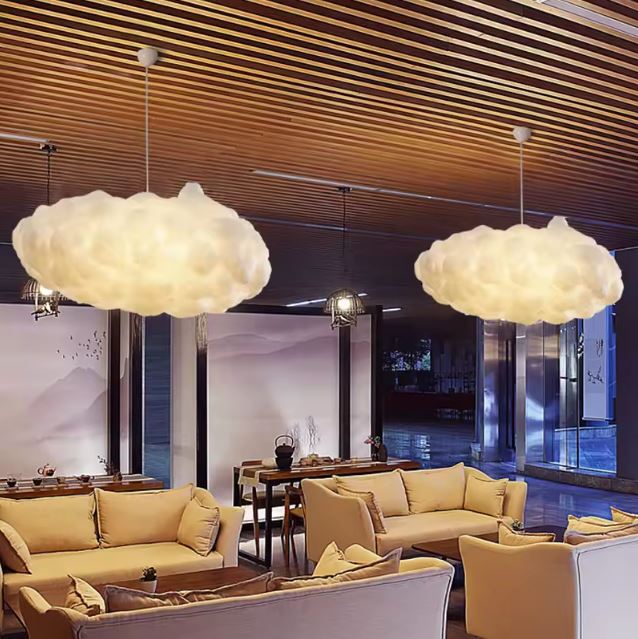 Suspension nuage au design moderne, parfaite pour une ambiance élégante et chaleureuse dans un salon sophistiqué.