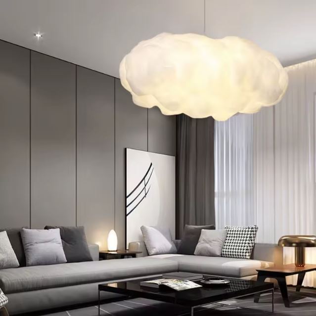 Suspension nuage moderne illuminant un salon élégant avec une lumière douce et chaleureuse pour une atmosphère raffinée.