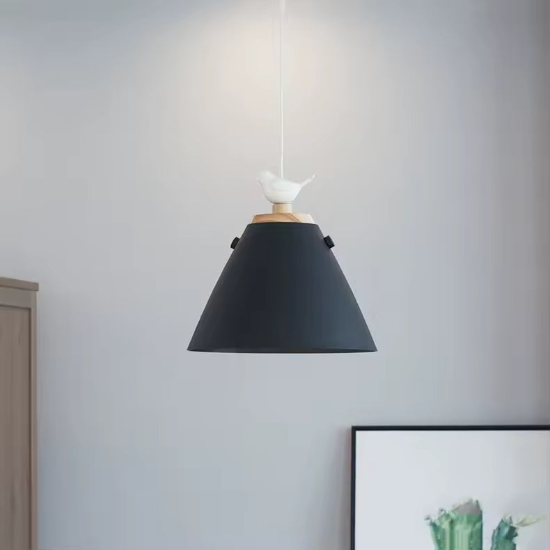 Suspension noire à abat-jour conique, ornée d’un oiseau blanc et d’une finition en bois au style nordique épuré