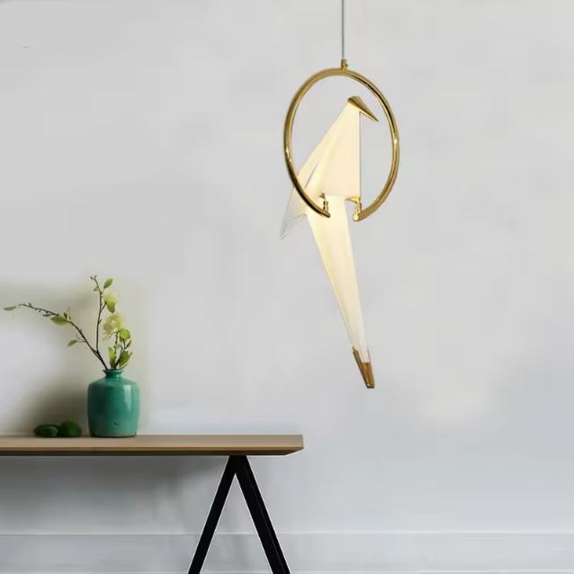 Suspension oiseau origami unique avec un anneau doré, parfaite pour une décoration minimaliste et moderne.