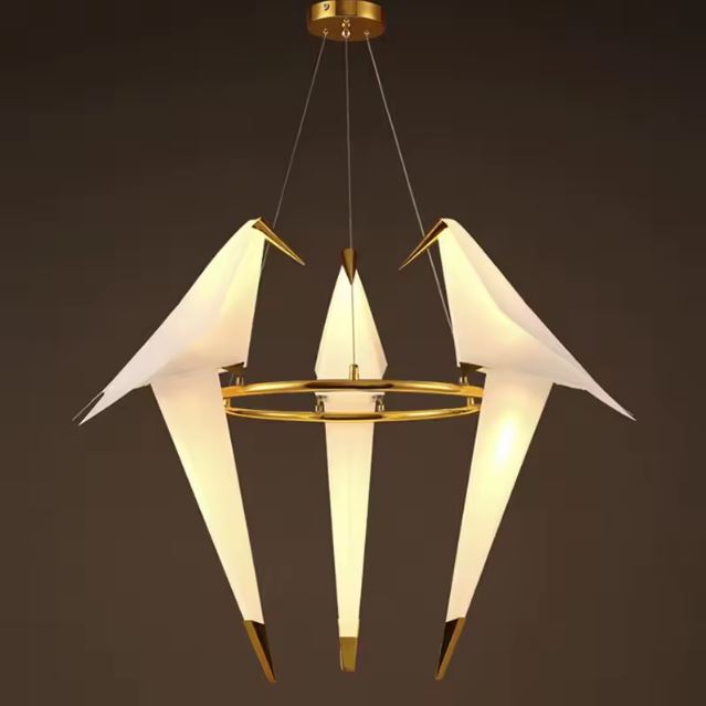 Suspension oiseau origami circulaire avec trois oiseaux lumineux perchés sur une structure dorée, parfaite pour un intérieur moderne.