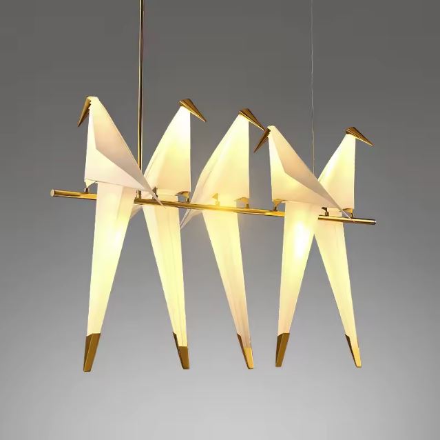 Suspension oiseau origami design avec plusieurs oiseaux lumineux perchés sur une branche dorée, idéale pour un éclairage moderne.