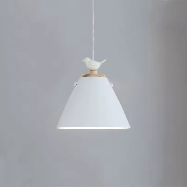 Suspension à abat-jour conique blanc en métal et bois, surmonté d’un oiseau perché au style scandinave et minimaliste