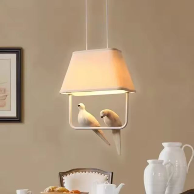 Suspension luminaire avec deux oiseaux sur une branche, idéale pour une décoration intérieure élégante et moderne.