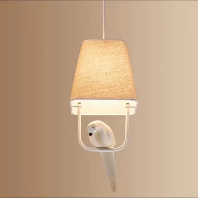 Suspension luminaire minimaliste avec un oiseau sur branche, idéale pour un intérieur moderne et épuré.