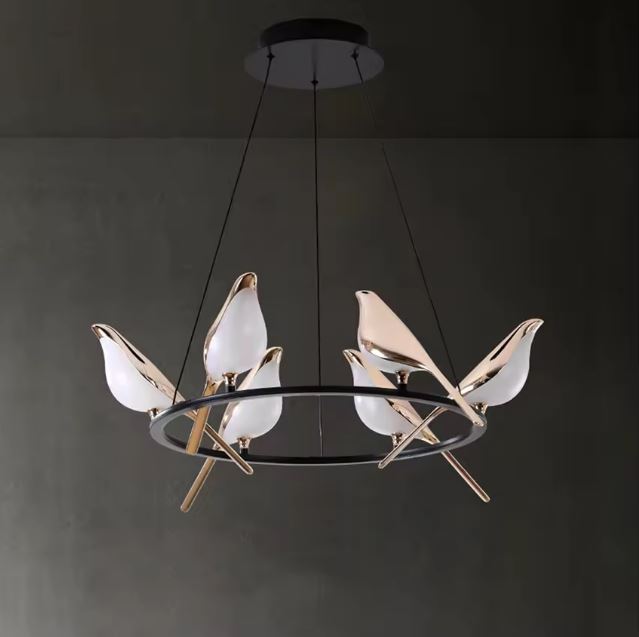 Suspension circulaire noire avec six oiseaux dorés lumineux perchés, au design élégant et artistique pour pièce de vie raffinée.
